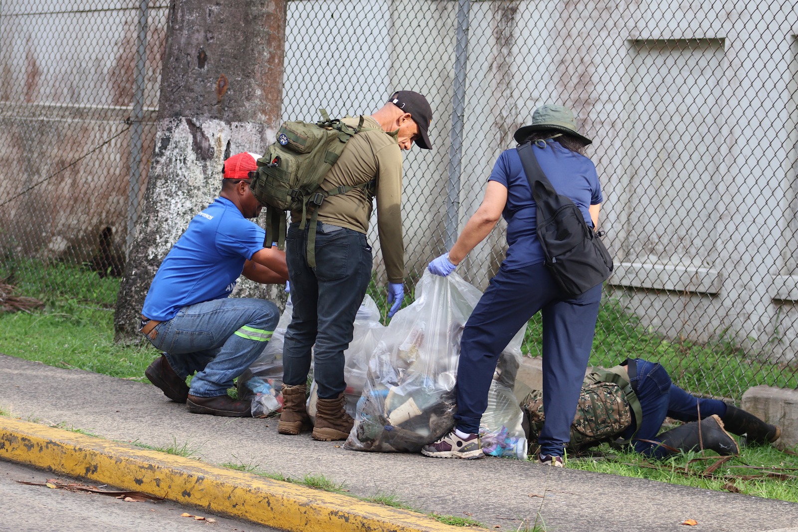 Realizan operativo de limpieza en cerro Ancón