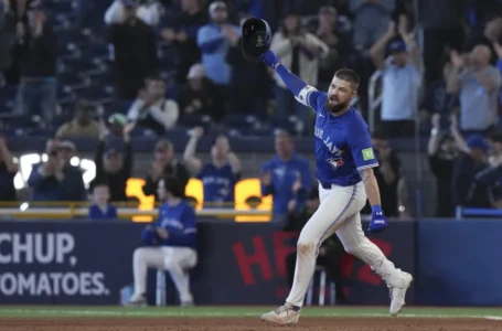 Azulejos vencen 7-6 a Padres y Lukes batea el hit de la victoria en 11ma