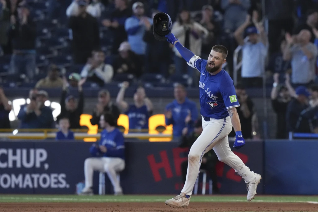 Azulejos vencen 7-6 a Padres y Lukes batea el hit de la victoria en 11ma