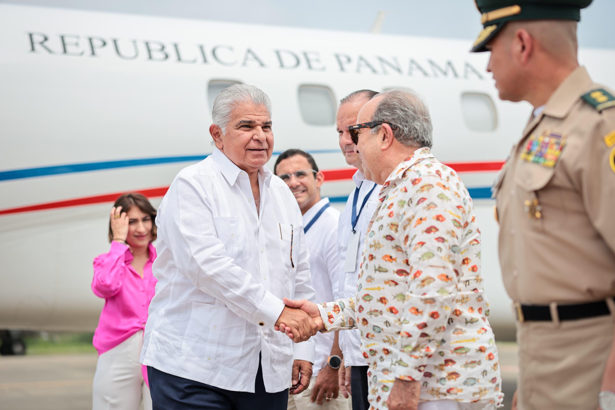 Presidente Mulino llegó a Colombia, participa en la cumbre de jefes de Estados del Caribe