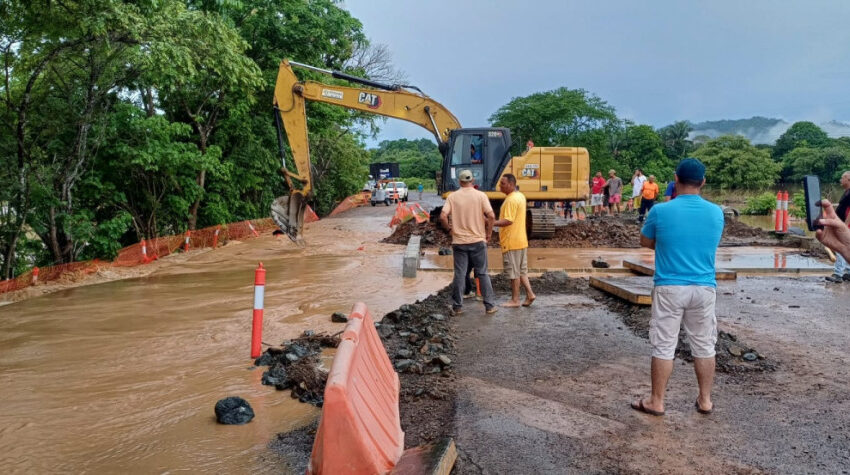  Intensas lluvias afectan viviendas en Tonosí