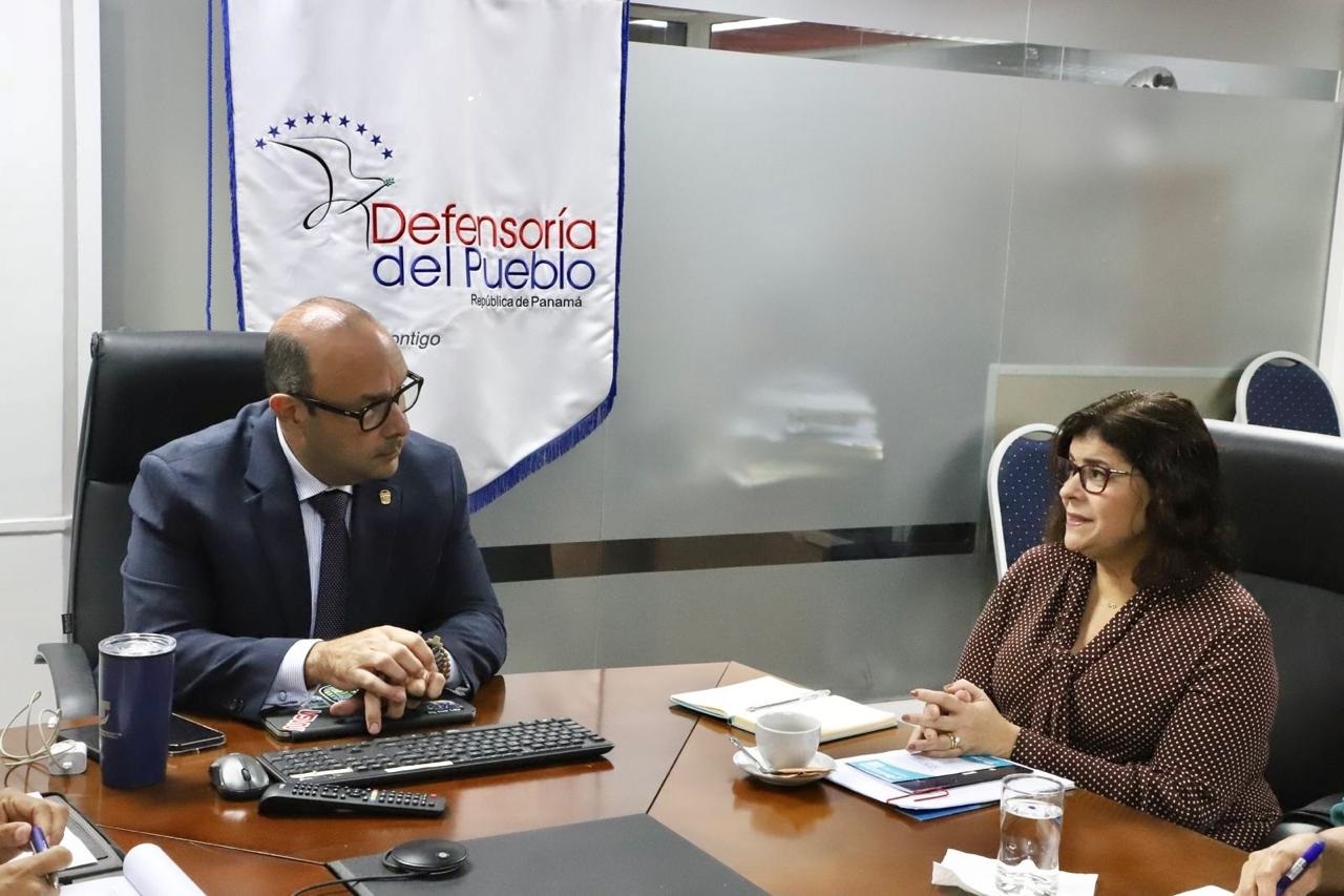 Defensor explica la política de datos abiertos