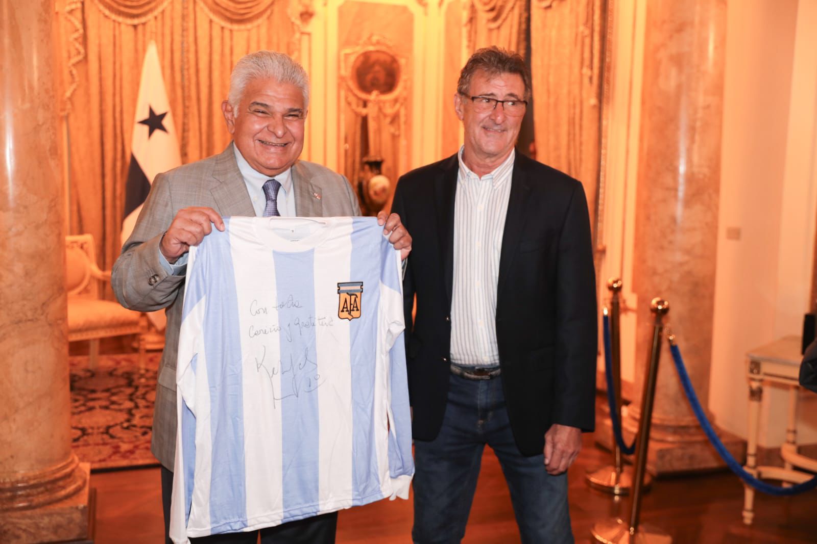 Presidente Mulino recibe al futbolista Mario Kempes