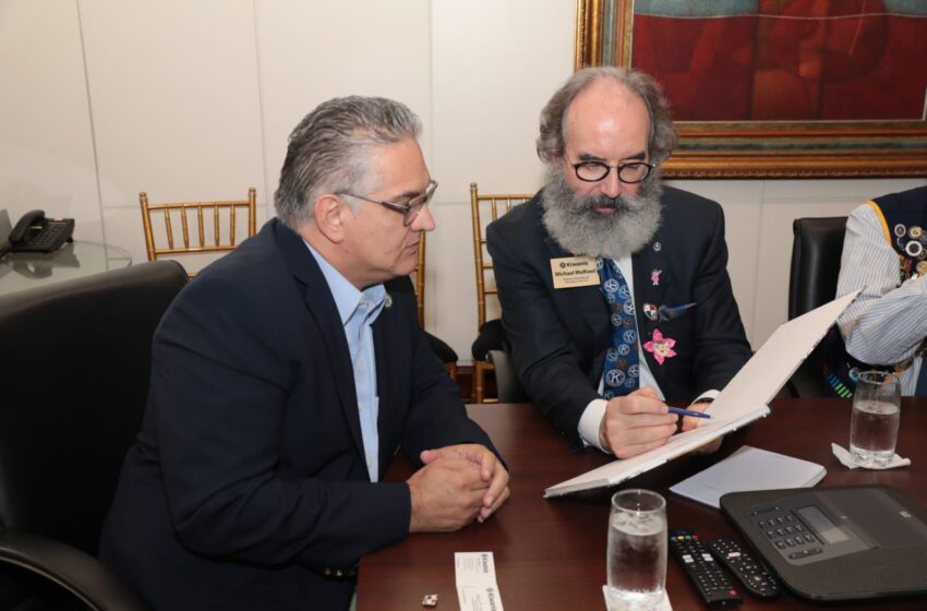  Michael Mulhaul visita el Palacio de las Garza