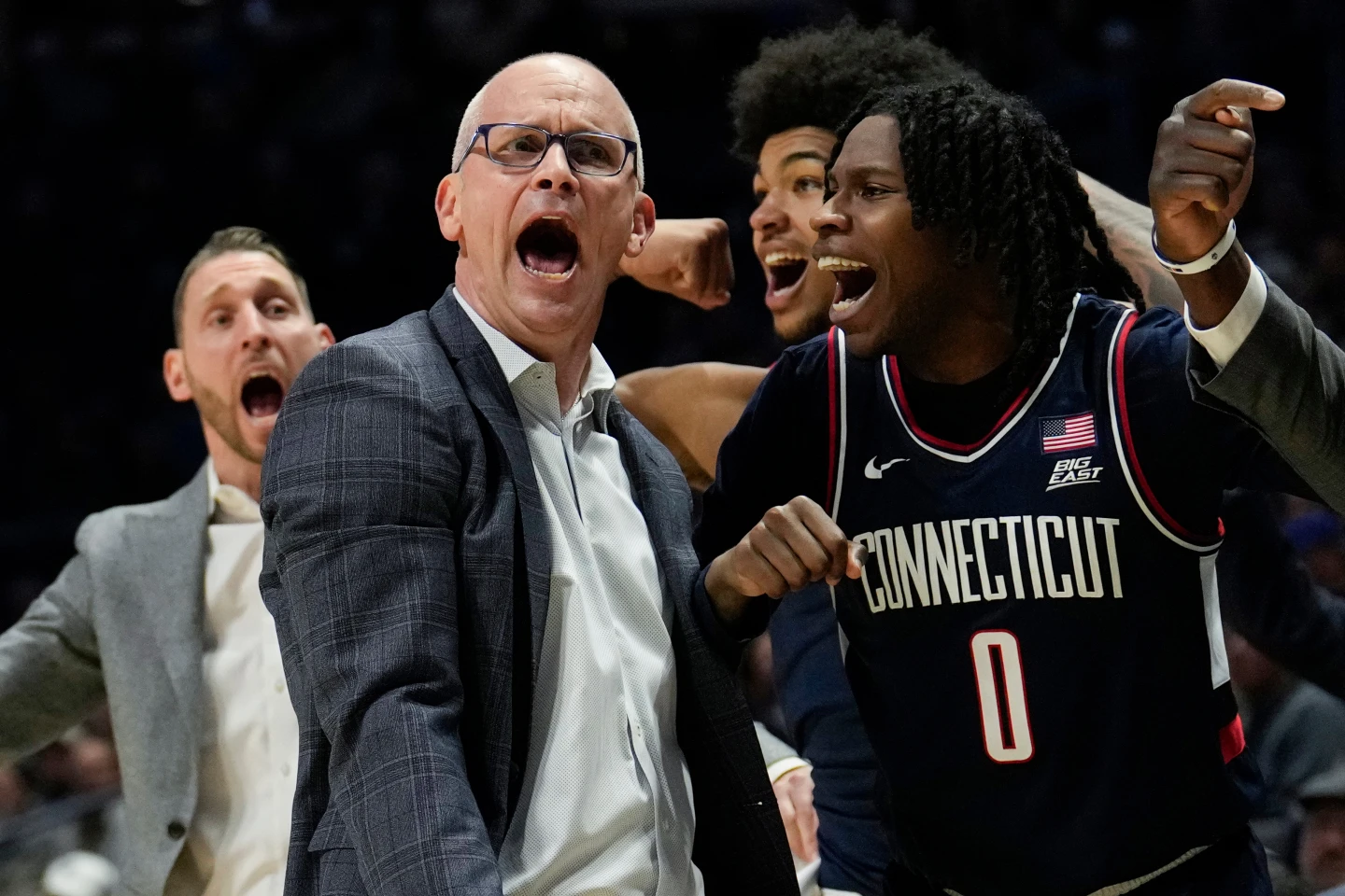 UConn vence a Xavier 90-67 con Mullins y Karaban