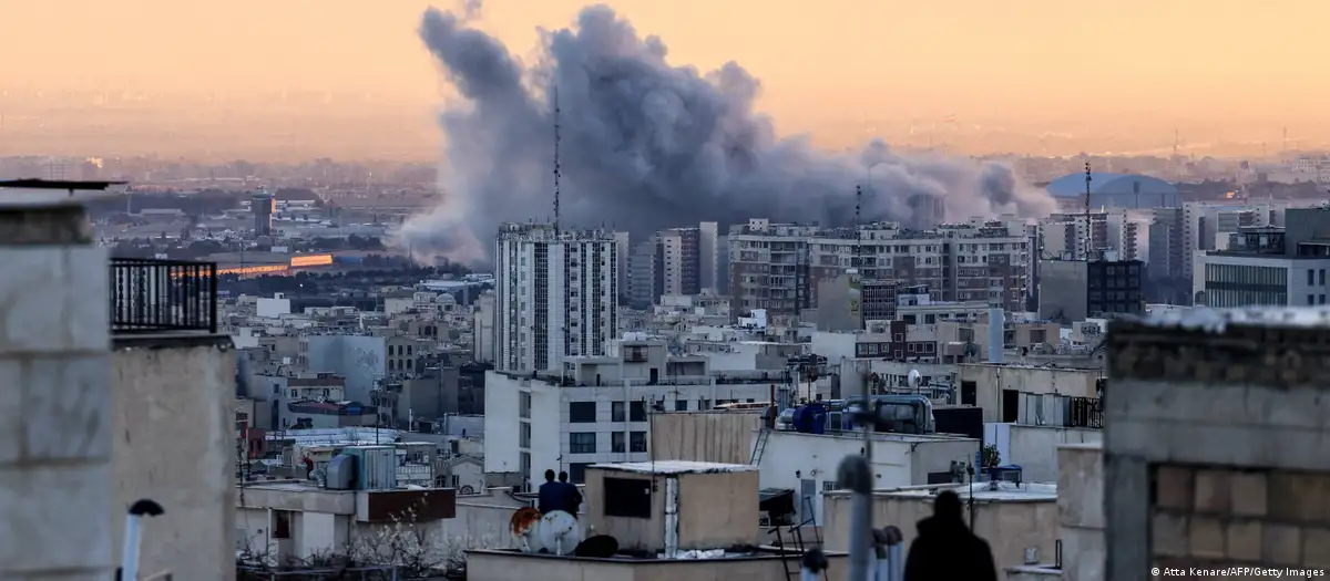 EE.UU. e Israel bombardean edificio de asamblea de clérigos en Teherán