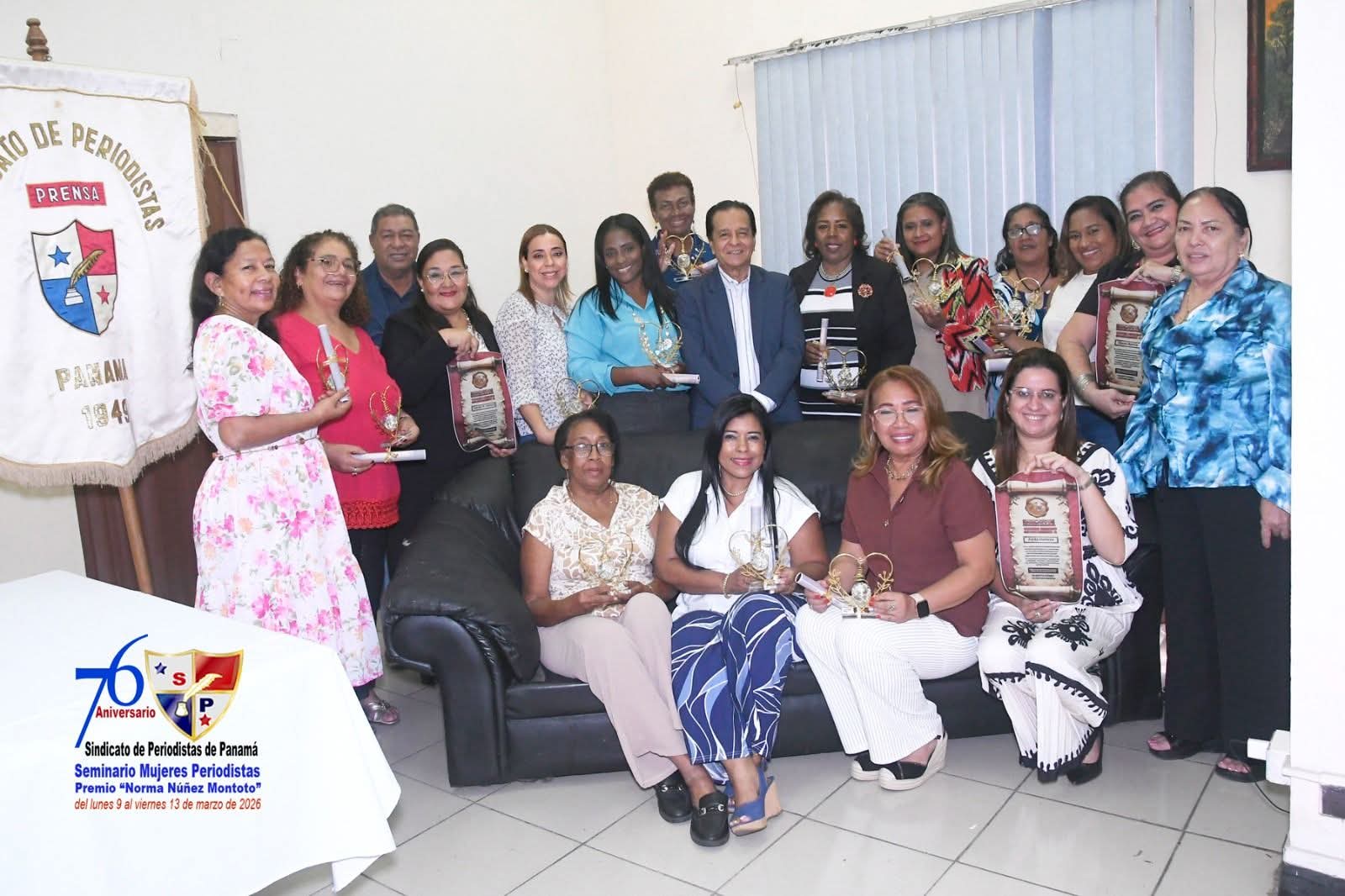 Rinden homenaje a damas periodistas