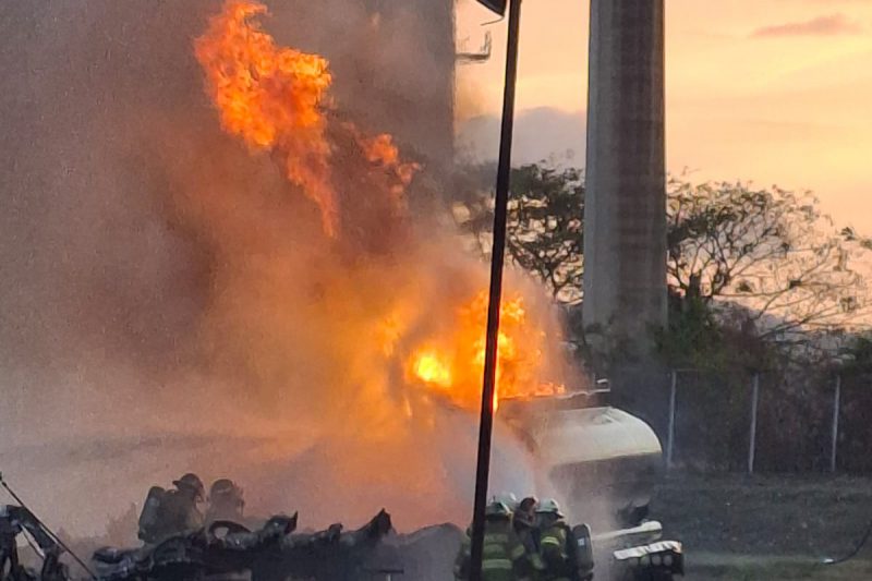 Eficiente desempeño de los bomberos evitó propagación de incendio