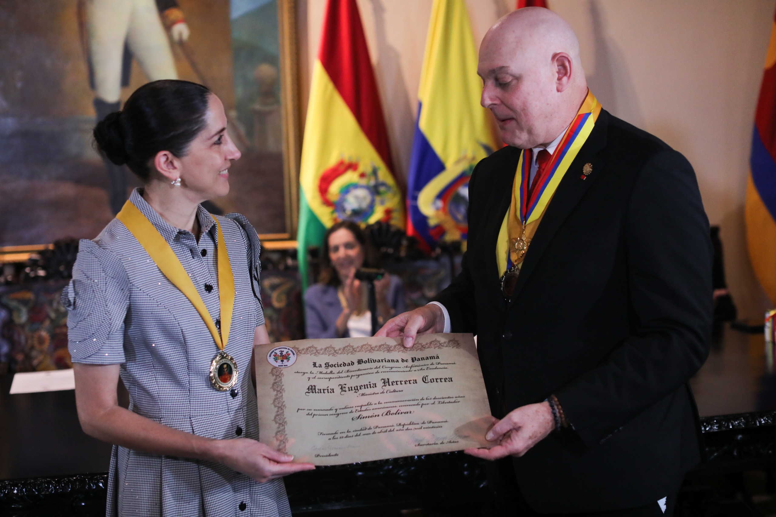Ministra María Herrera fue distinguida con medalla del Congreso Anfictiónico
