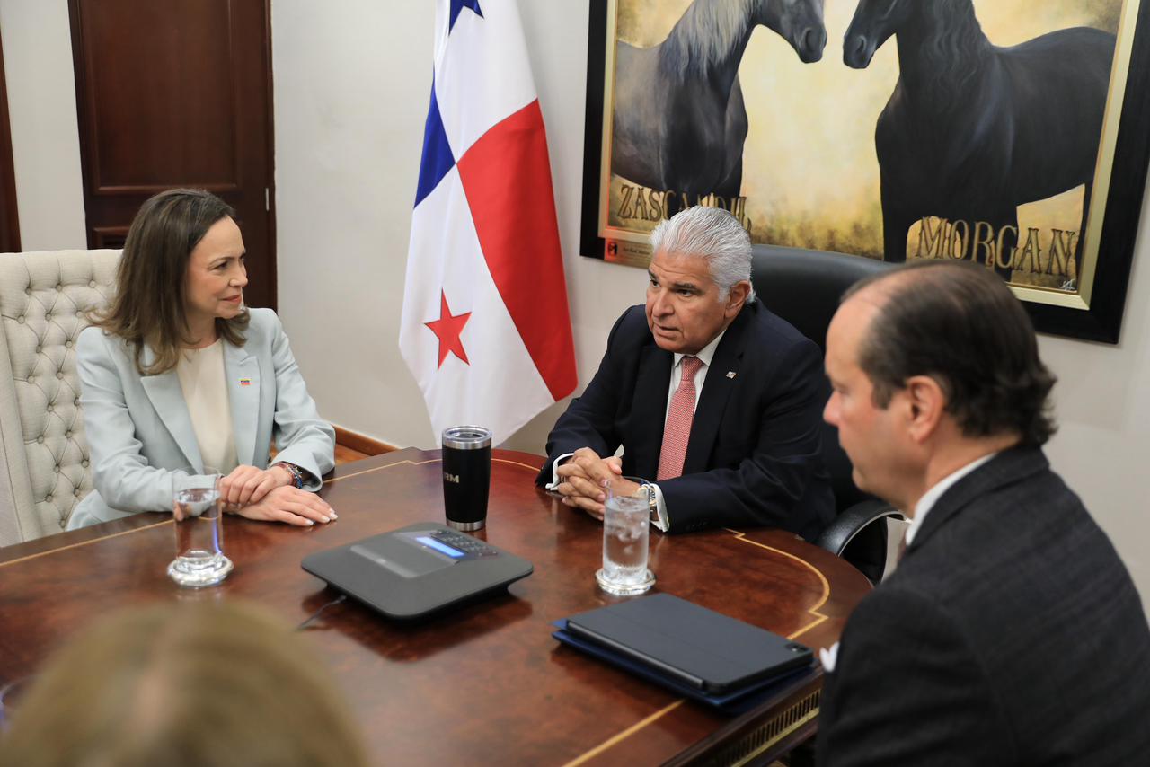Presidente Mulino apoya la democracia y recibe a la lider Corina Machado