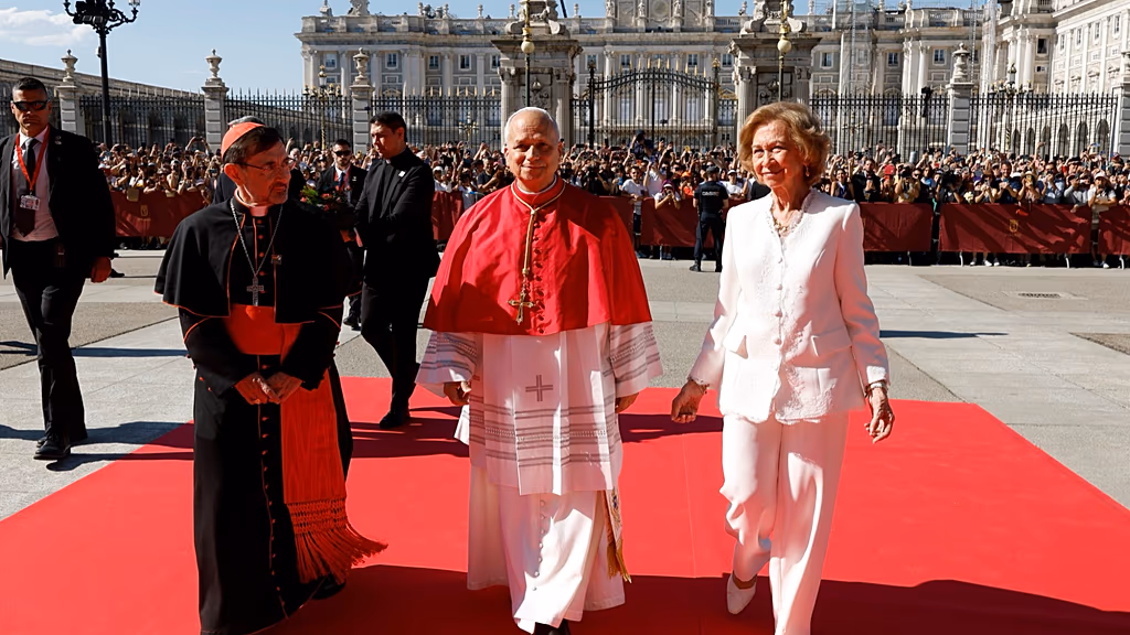 Reina Sofía hace historia ante León XIV,  recupera privilegio del blanco con pantalones