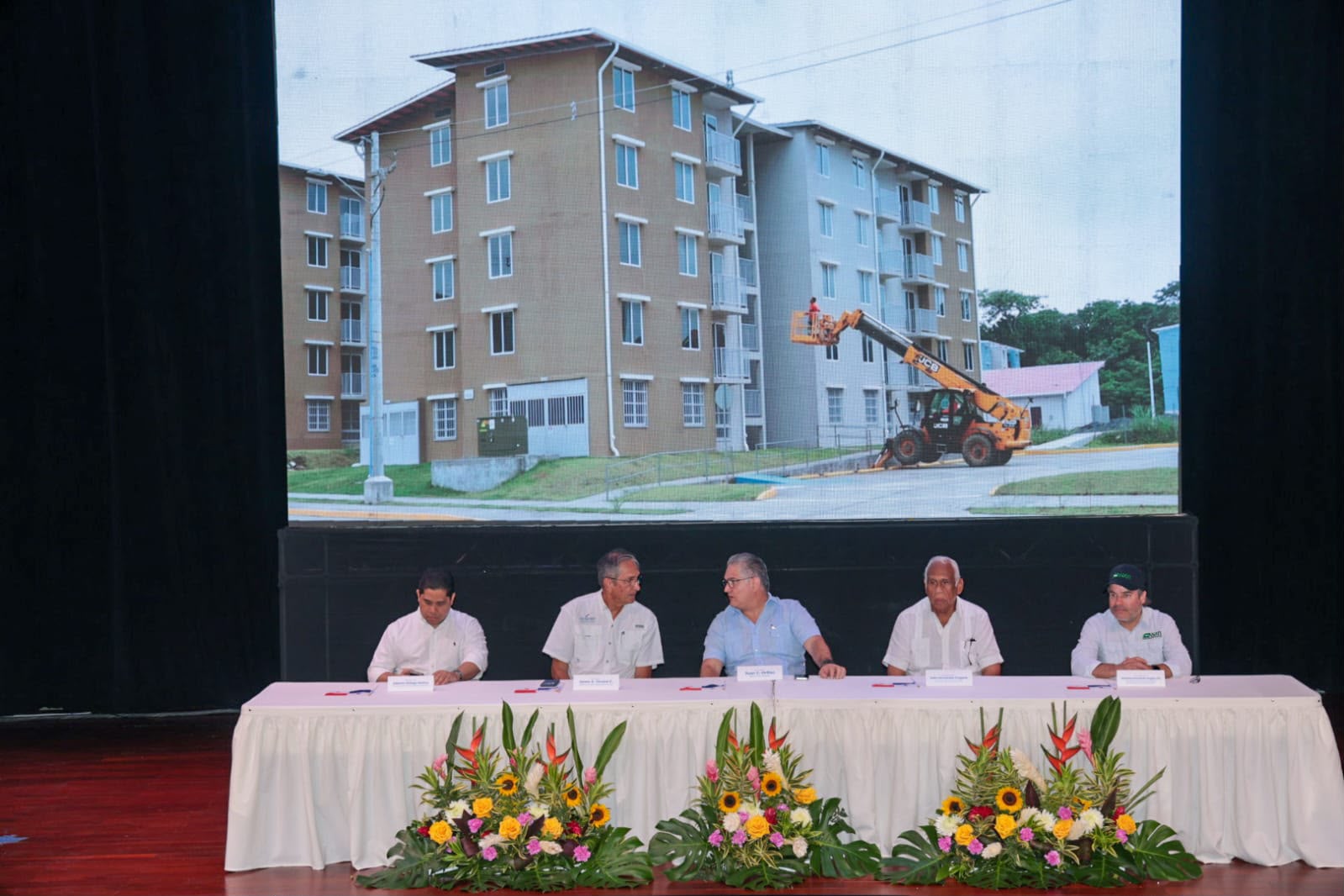 600 apartamentos entrega el Gbierno Nacional en Colón, a través del Miviot.