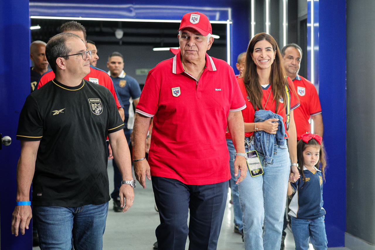 Presidente Mulino acompaña a 3,500 fanáticos de la sele para ver su partido inaugural del Mundial 