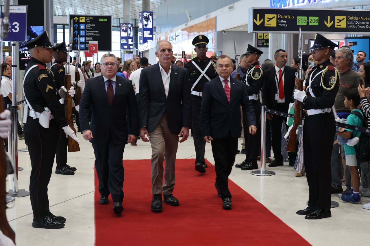 Presidentes de Guatemala y Honduras arriban a Panamá para el Congreso Anfictiónico