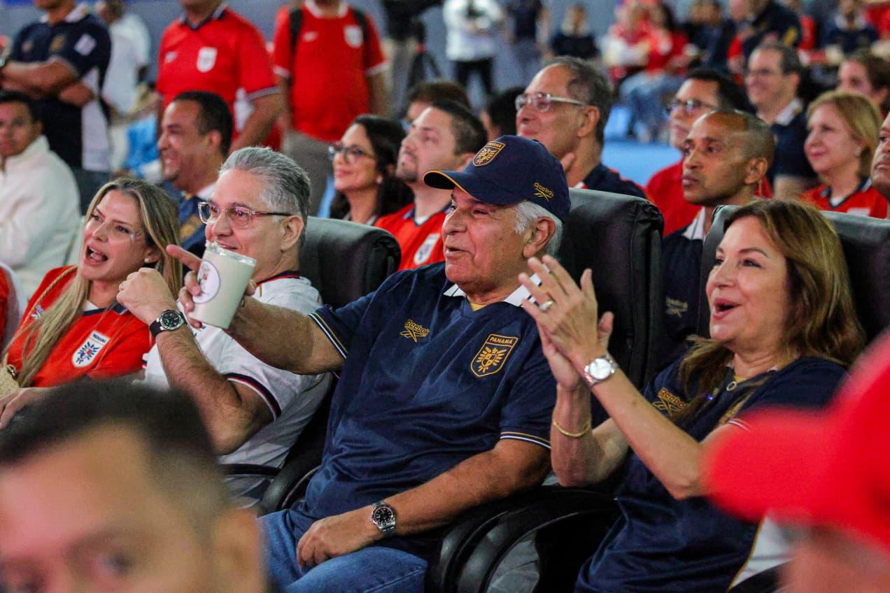 Pareja Presidencial se suma a la 'marea roja' que respalda a la Sele