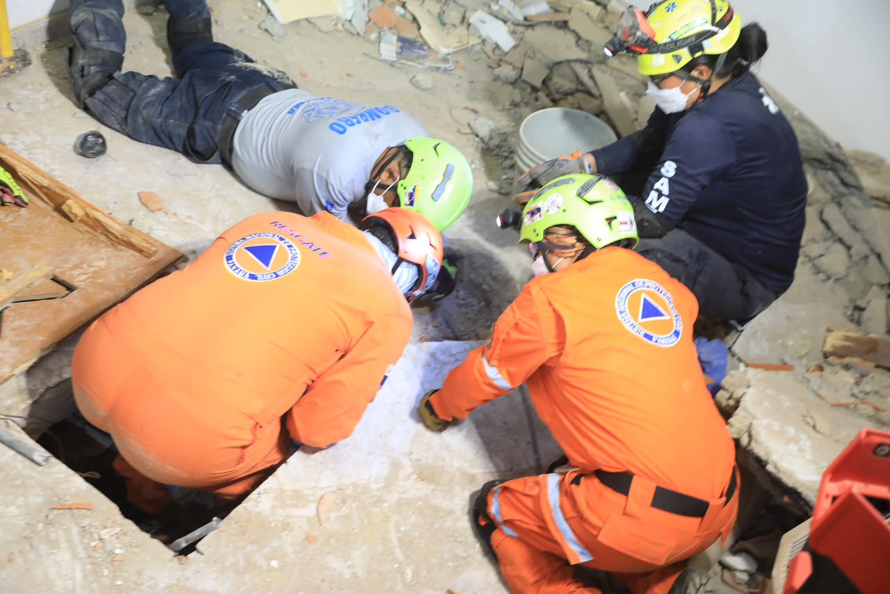 USAR-de Panamá acude al llamado de  rescate, una persona entre los escombros