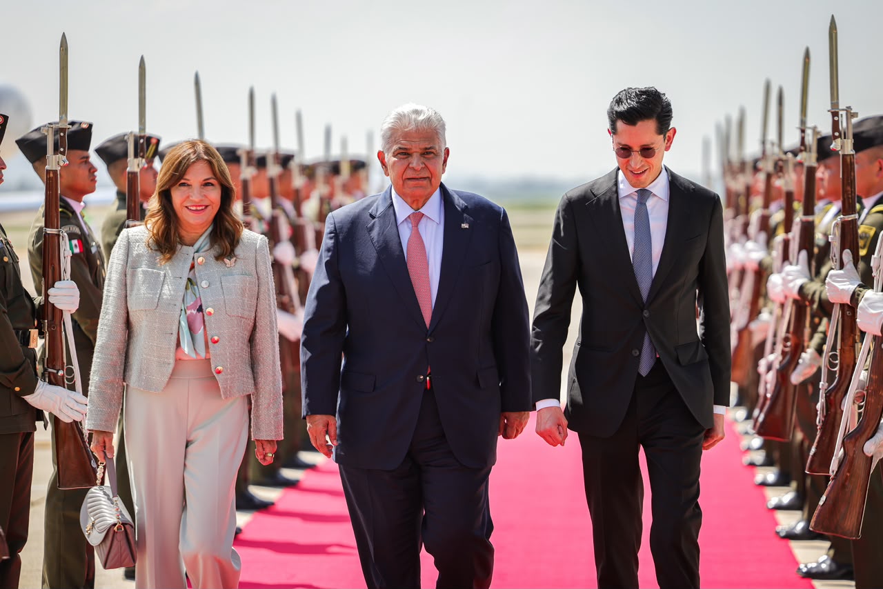 Presidente Raúl Mulino es recibido con honores en México