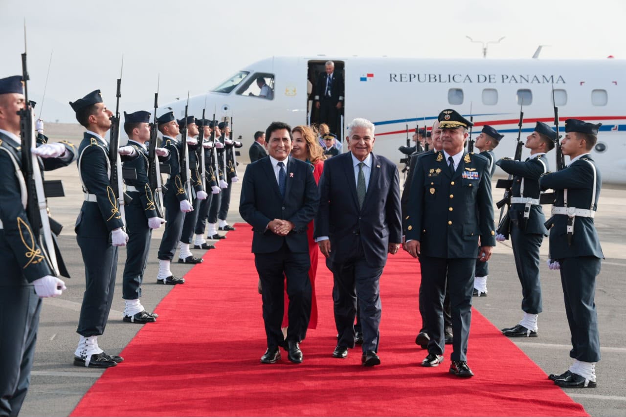 Presidente Mulino recibido con honores en Perú, participará en la toma de posesión de Keiko Fujimori