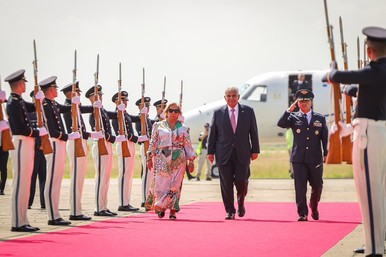 Presidente Mulino recibido con honores en Colombia, se reunirá con nuevo jefe de Estado  de la Espriella