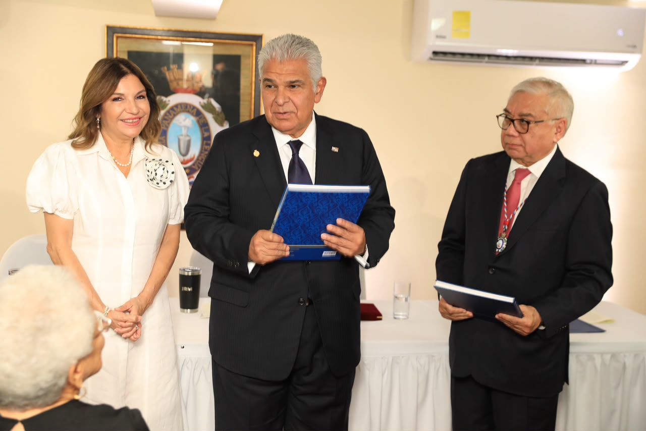 Presidente Mulino recibe reconocimiento de la Academia Panameña de la Lengua
