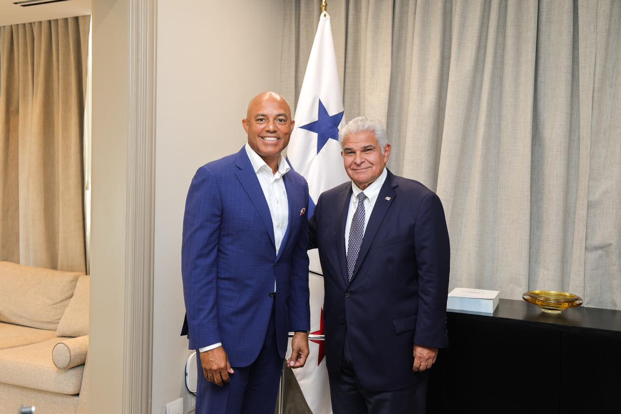 Presidente Mulino recibe al exbeisbolista Mariano Rivera