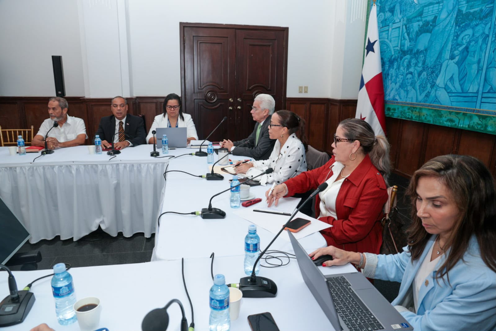 Analizan el esquema de descuentos para la tercera edad, gobierno, jubilados y empresarios.