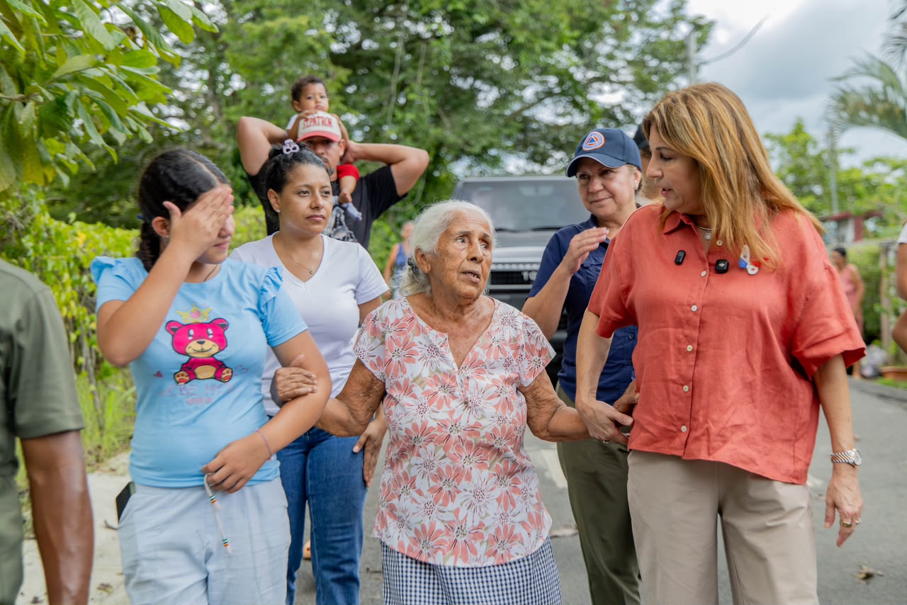 Primera dama y otras autoridades acompañan a las familias afectadas por el sismo en Los Santos