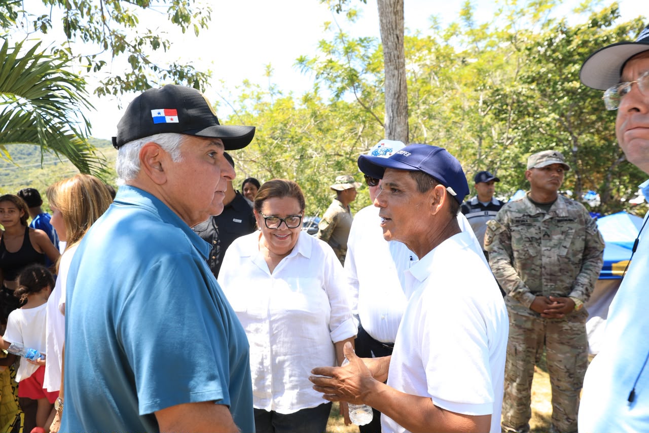 Presidente Mulino garantiza a damnificados por el sismo la reconstrucción de sus casas, visita albergues en Soná.